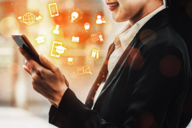 E- öğrenim ve Öğrenci ve Üniversite Konsepti Online Eğitim. Dijital eğitim kursunun teknolojisini gösteren grafik arayüzü insanların her yerden uzaktan öğrenmelerini sağlıyor. uds