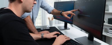Uygulama ve web sitesinde panorama görünümünde kodlama programı olan iki ekranda yazılım geliştirme bilgilerine odaklanan IT geliştiricileri. Güvenlik programı konsepti üzerine teknik mühendis kodlayıcı. Satılabilir.