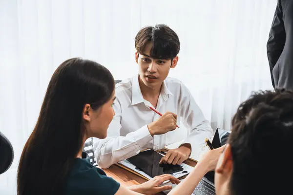 Professionelle Asiatische Mitarbeiter Arbeiten Als Team Firmenbüro Zusammen Und Besprechen — Stockfoto