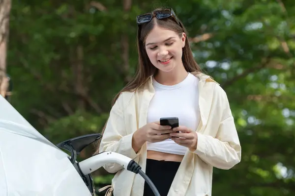 Mladá Žena Používá Smartphone Platit Elektřinu Veřejném Auto Nabíjecí Stanice — Stock fotografie