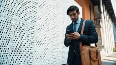 Mutlu akıllı iş adamı beyaz binada yürürken başarılı bir başlangıç projesini kutluyor. Başarılı proje yöneticisi, terfi hakkında iyi haberler alırken çok eğleniyor. Sevinçli..