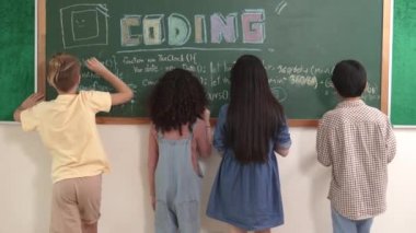 Çeşitli öğrenci yazma kurulu kodlama mühendisliği kodları ve programlama sistemi hakkında yapay zeka komut üretmek ve kameraya özgüvenle bakmak için geri dönmek. Çocuklar şifreyi öğreniyor. Pedagoji.