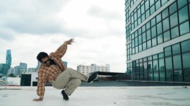 Mutlu İspanyol dansçı bina yakınlarında günlük kıyafet break dans giyer. Enerjik hip-hop performansı. Koreograf serbest stilde ya da çatıda hip-hop ritminde hareket eder. Açık hava sporu 2024 hiphop..