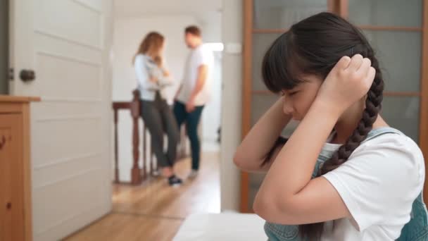 ストレスを受け 不幸な若い少女が角を曲がり 彼女の耳が彼女の親が背景で主張する音を遮断するのを隠している 自宅での家庭内暴力と外傷的な子供時代はうつ病に発展する ファスティオディオス — ストック動画