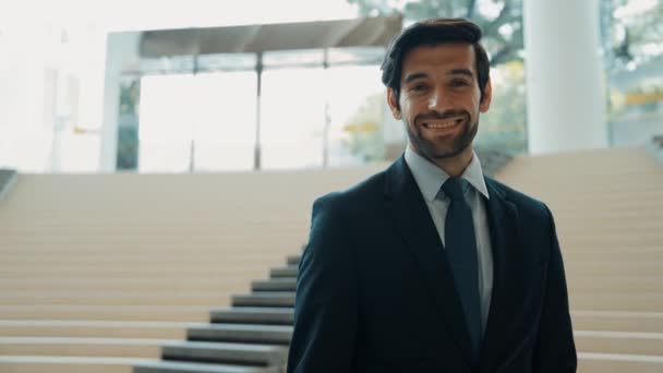 Homem Negócios Inteligente Olhando Para Câmera Enquanto Está Nas Escadas — Vídeo de Stock