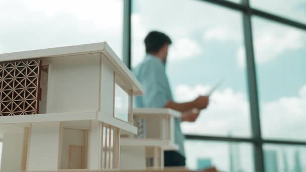 Insinyur Arsitek Profesional Membaca Cetak Biru Saat Memeriksa Model Rumah — Stok Video