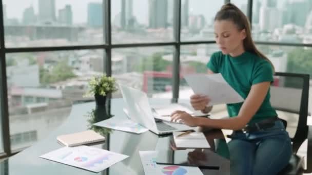 Стрессовая Деловая Женщина Пользуется Ноутбуком Менеджер Просматривает Документы Умный Бизнес — стоковое видео