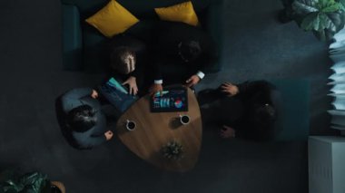İş adamlarının iş birliği ve tokalaşma konusunda anlaşmalarını yukarıdan aşağıya izledik. Çeşitli gruplar, planlarını açıklarken finansal istatistiklerle birlikte tablet gösteriyor. Müdürlük.