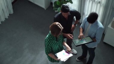 Yatırımcı dinleme ekibi ve yönetici müdürle el sıkışırken anlaşma yapmak. Yaratıcı grup paylaşımının ve iş adamlarına planı açıklamanın en iyi yolu el sıkışmaktır. Cemaat.