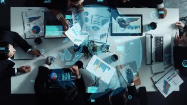 Yatırımcı sunumu dinlerken ve toplantı masasında veri tabanı bağlantı grafiğini incelerken yetenekli iş adamının iletişim stratejisini beyaz tahtaya işaret eden havadan aşağı bakış açısı. Müdürlük.