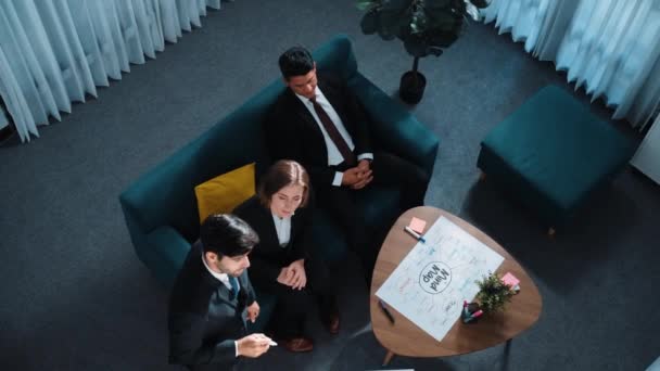 Akıllı Adamlarının Toplantı Odasında Yapışkan Notlar Işaretlerle Masada Zihin Haritası — Stok video