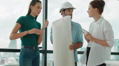 Akıllı mimar mühendis ekibi gökdelenlere bakarken günlük kıyafetleriyle konuşuyor. Profesyonel yönetici takımı konuşuyor, beyin fırtınası yapıyor, paylaşıyor, ev inşaatı hakkında tartışıyorlar. Arkadan bak. İzleme