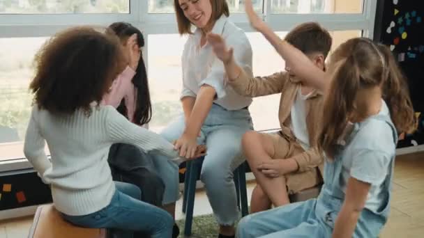 Professora Diversos Alunos Unindo Mãos Sala Aula Jovem Instrutor Crianças — Vídeo de Stock