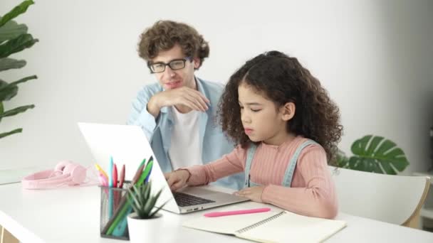 美国女儿学习编码和编写工程技术提示 而聪明的父亲则一起学习 并指向笔记本电脑屏幕 小心地显示代码或系统的编程 教育学 — 图库视频影像