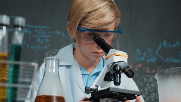 Băiat Inteligent Care Folosește Proba Analiză Microscopului Laboratorul Științe Din — Videoclip de stoc