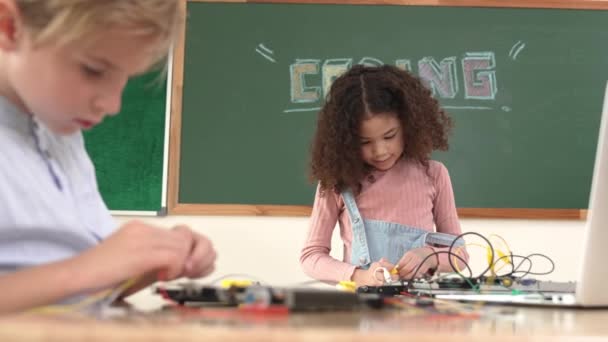 Menina Enquanto Fixa Placa Eletrônica Usando Chave Fenda Estudante Americano — Vídeo de Stock