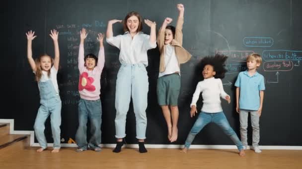 Multikulturell Glückliche Schüler Und Lehrer Lächeln Und Stehen Der Tafel — Stockvideo