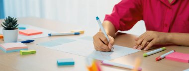 Profesyonel iş kadını iş dünyasının zihin haritasını çiziyor. Yaratıcı kadın girişim lideri, fikir üretmek için kalem ve yapışkan notlar kullanarak pazarlama planları hazırlıyor. - Yakın çekim. Eline odaklan. Değiştirilmiş.