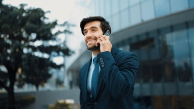 Kafkasyalı yetenekli bir proje yöneticisi. Bulanık geçmişiyle şehirde yürürken telefonla konuşuyor. Akıllı telefon kullanan yetenekli bir işadamı bulanık geçmişi olan bir proje yöneticisiyle konuşuyor. Sevinçli..