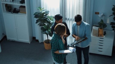 Beyaz iş kadını yürür ve toplantı odasında ayakta dururken finansal grafiği kullanarak iş planı sunar. Yatırımcı pazarlama stratejisi hakkında konuşup duruyor. Cemaat.