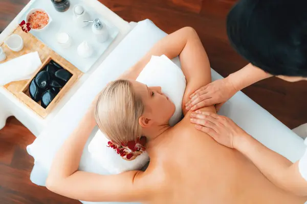 Panorama Vista Superior Mulher Cliente Desfrutando Relaxante Massagem Spa Stress — Fotografia de Stock