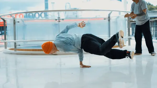 Hipster Doet Breakdance Terwijl Vriend Hem Aanmoedigt Het Winkelcentrum Diverse — Stockfoto