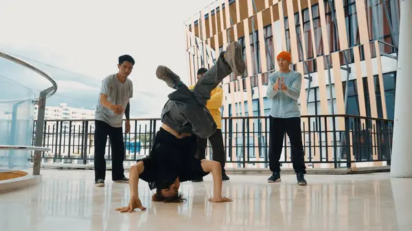 Equipo Hip Hop Baila Break Dance Mientras Amigo Multicultural Rodea — Foto de Stock