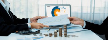 İş zekası analisti dizüstü bilgisayardaki BI yazılımını kullanarak finansal veri göstergesini ve büyüme destesini analiz ederek iş teknolojisini sembolize ediyor. Panorama 'da yatırım kararı. Kurnaz.