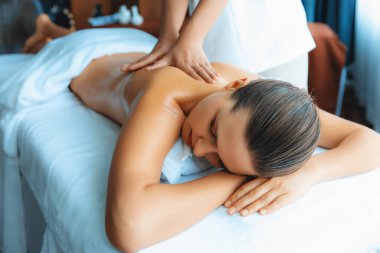 Kafkasyalı kadın müşteri stres önleyici spa masajının keyfini çıkarıyor ve lüks otel ya da oteldeki gündüz açık ortam güzellik salonunda güzellik teniyle eğleniyor. Sessiz.