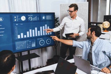 Ofiste sunum ya da analist ekibiyle toplantı odasında mali verileri analiz etmek için BI Fintech 'i kullanmak. İş adamları stratejik planlama için TV ekranında BI gösterge panelini inceliyor.