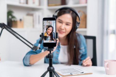 Yaratıcı yayıncı genç ve güzel Asyalı 'nın sunucu kanalındaki seçici odaklı telefon stüdyodaki dinleyiciyle günlük hayatta pazarlamayı veya danışmanı desteklemek için online olarak konuşuyor. Taktik.