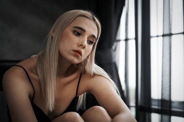 Kritik depresyon ve anksiyete bozukluğu olan genç bir kadın, yalnızlık, akıl hastalığı, ya da istenmeyen hamilelik, karanlık yatak odasında kendine sarılıyor. Bunaltıcı olumsuz düşünce. Blithe