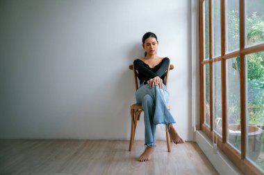 Depresyondaki zihinsel sağlık sorunu olan genç Asyalı kadın aşırı düşünme yorgunluğu, yıkıcı düşünce, asosyal, kaygı ve diğer akıl sağlığı bozukluklarından en yüksek tedaviye ihtiyaç duyuyor. .