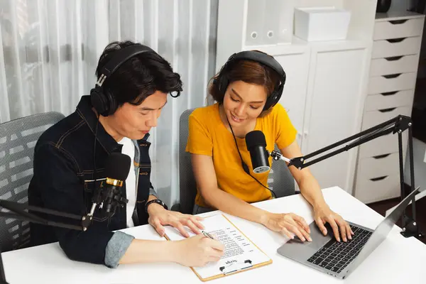 Influenciador Radio Sonriente Anfitriones Que Usan Auriculares Con Canales Transmisión — Foto de Stock