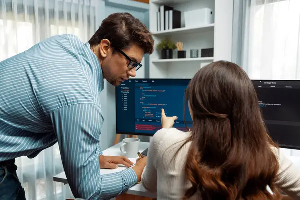 İki ekran ekranında yaratıcı web sitesi planlama yazılımını tartışan yetenekli geliştiriciler programı arka görüş konseptiyle ofiste tasarımı analiz eden tam yığın veri. Varsayım.