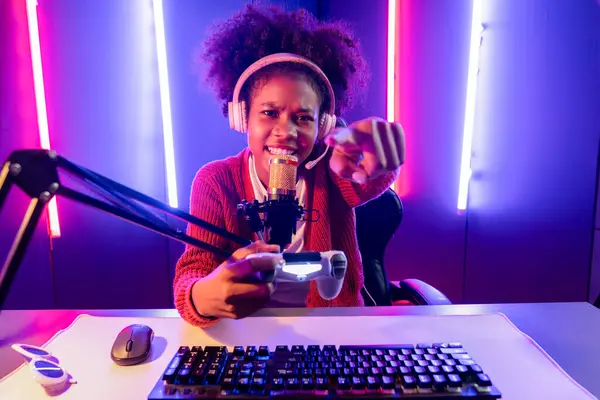 Host Kanał Streamer Gier Afrykańska Dziewczyna Gra Online Joystick Rozmowy — Zdjęcie stockowe