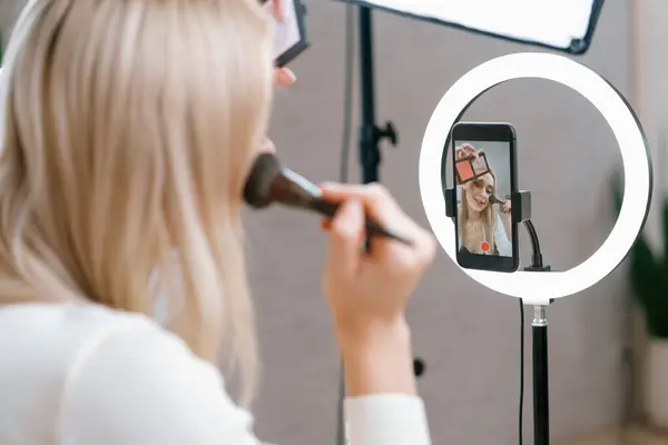 ソーシャルメディアのための美しさと化粧品チュートリアルビデオコンテンツを作るリアビュー若い女性 カメラ画面で視聴者やフォロワーに美容ケアを適用する方法を示す美容ブロガー ブリテット — ストック写真