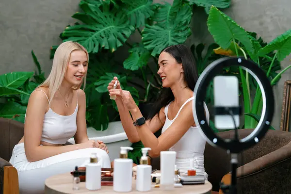 Two Beautiful Content Creator Making Natural Beauty Cosmetic Tutorial Green — Stock Photo, Image