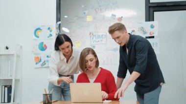 Meslektaşım strateji hakkında beyin fırtınası yaparken ve tartışırken, profesyonel iş ekibi iş kurma projesini cam panonun önünde zihin haritasıyla birlikte yürütüyor. Tertemiz..