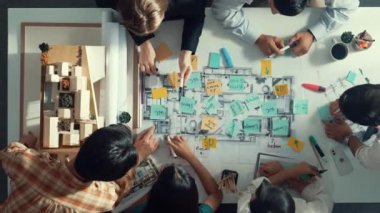 Proje yöneticisi ya da inşaat mühendisinin planlama ve planlama binasında yazışmalarının üst düzey görüntüsü. Toplantı masasında birlikte çalışan mimarın belgeyle birlikte havadan görünüşü. Hizalama.