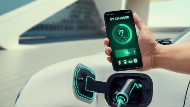 Приложение Смартфона Показывает Состояние Цифрового Аккумулятора Автомобиля Экране Время Подзарядки — стоковое видео
