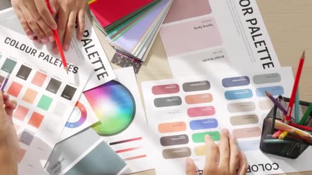 Ovanifrån Hand Närbild Arbetsbordet Två Designer Väljer Färg För Grafisk — Stockvideo