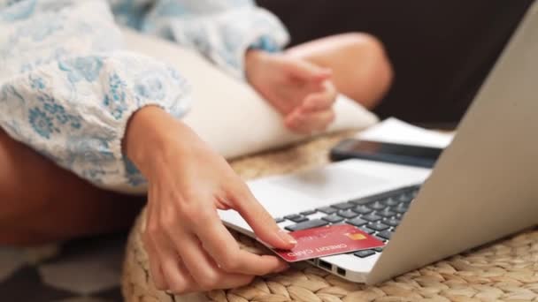 インターネットバンキング用のクレジットカード付きのラップトップを使用している若い女性 自宅でオンライン決済ゲートウェイでオンラインショッピングEコマース デビットカードでオンラインでのモダンで便利な購入 ブリテット — ストック動画