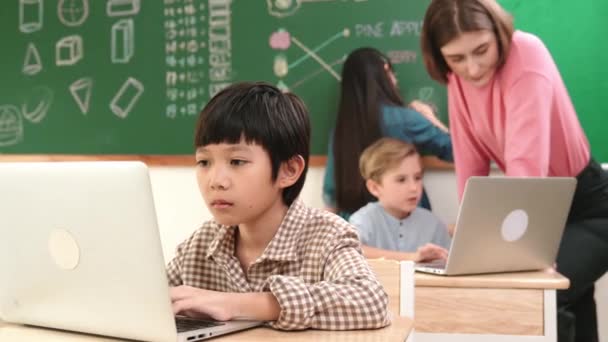 可爱的男孩编码工程技术提示 而迷人的女孩在黑板上画画图片 白人男孩问老师一个关于在Stem课上编程软件系统以生成人工智能的问题 教育学 — 图库视频影像