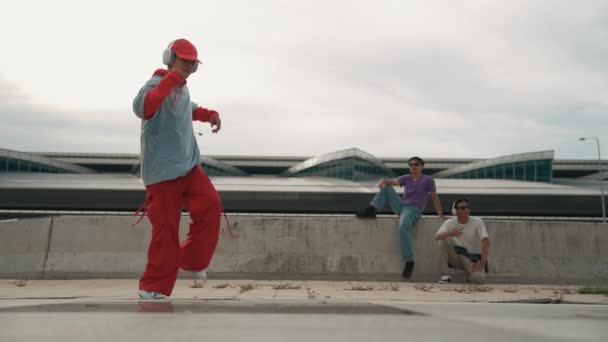 Briçte Sallarken Sallarken Kulaklık Takan Mutlu Hip Hop Adamı Aktif — Stok video