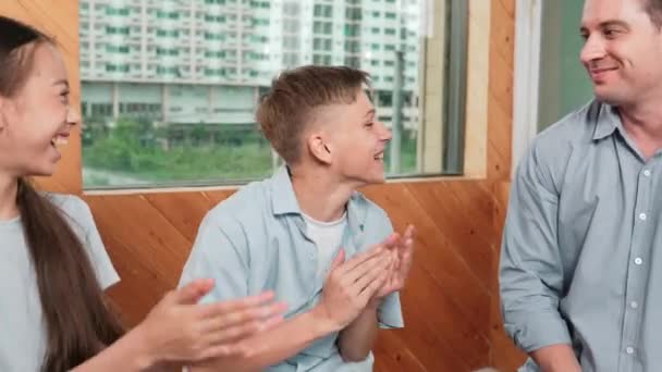 Leende Pojke Håller Med Glad Lärare Idé Medan Klappa Hand — Stockvideo
