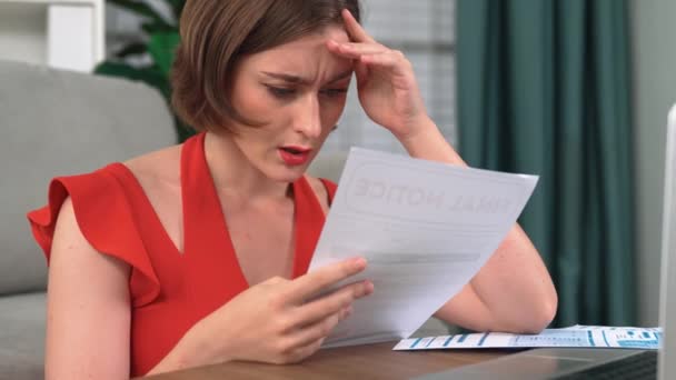 Stresszes Fiatal Nőnek Pénzügyi Problémái Vannak Hitelkártya Tartozással Hogy Rossz — Stock videók