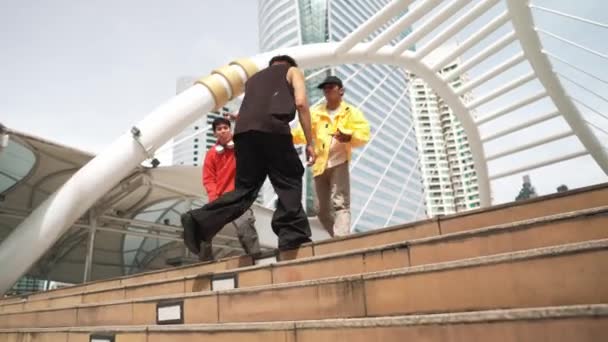Diverso Grupo Hipster Subiendo Escaleras Mientras Realizan Danza Callejera Atractiva — Vídeos de Stock