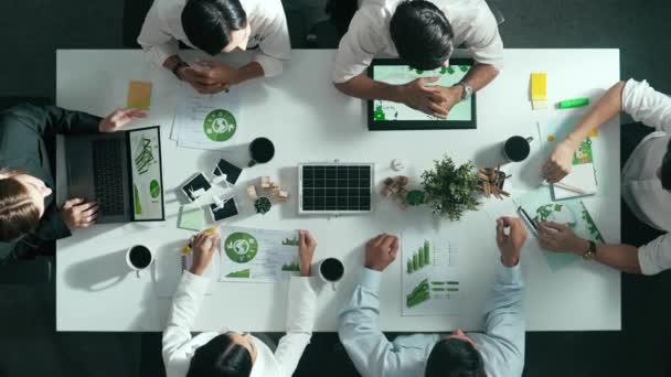 Обзор Бизнес Команды Обсуждающей Использование Чистой Энергии Устойчивые Инвестиции Столом — стоковое видео