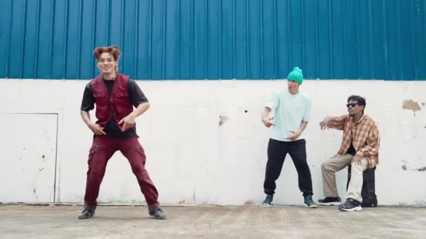 Mladý Asijský Tanečník Tančí Hip Hop Stylu Multikulturní Přátelé Jásají — Stock video
